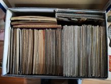 une boite remplis de cartes postales 