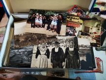 une boite remplis de cartes postales 