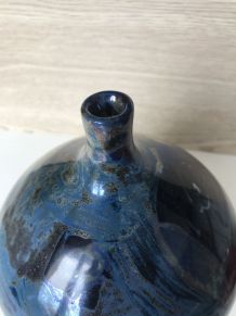 Vase boule bleu irisé 