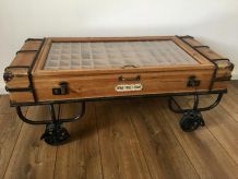 Table basse valise style industri en bois et verre sur roues