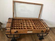 Table basse valise style industri en bois et verre sur roues