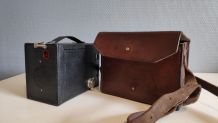 appareil photo ancien Brownie n°2 avec sa sacoche en cuir