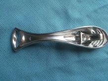 decapsuleur ,casse noix, noisettes baleine  en metal  