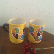 Deux mugs en poterie vernissée.