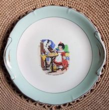 Plat à gâteau en faïence  "Le petit chaperon rouge" 