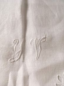 Pochette à rabat en coton blanc brodé.