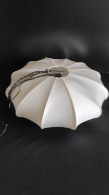 suspension "cocoon" du Vietnam en tissu de soie