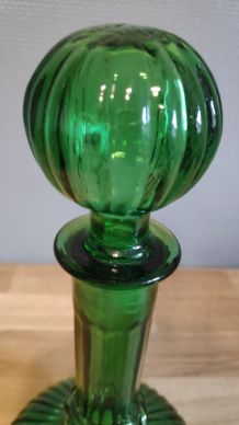 carafe verte nervurée avec bouchon rond
