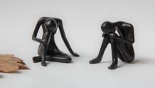 Figurines métal couple homme et femme tête baissée