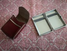 Lot 2 étuis a cigarettes et un briquet 