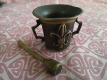 Ancien petit mortier en BRONZE fleur de lys relief 