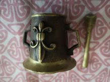 Ancien petit mortier en BRONZE fleur de lys relief 