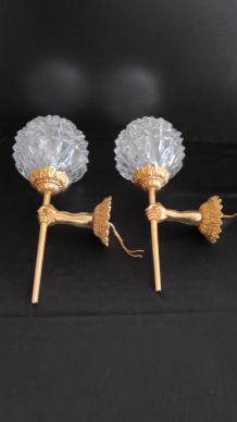 appliques main laiton et globe en verre ciselé