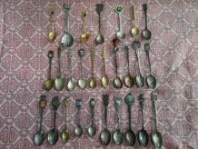 LOT d'anciennes petites cuillères de Collection ville pays e
