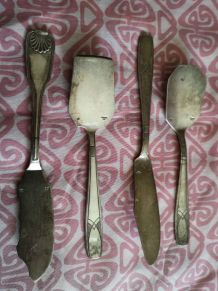 LOT couteaux à  beurre et cuillères argenteries 