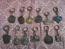 LOT 12 porte-clefs anciens  en métal 