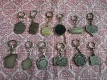 LOT 12 porte-clefs anciens  en métal 