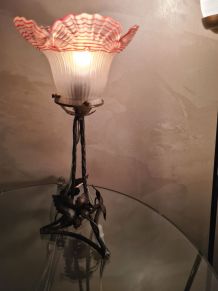 lampe  fer forgé  1900  verre  dentelle pressé et moulé  a l