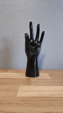 main en céramique noire
