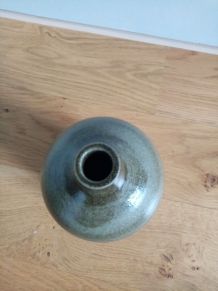 Bouteille signée en grès émaillé