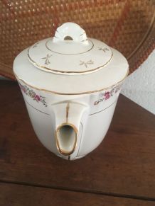 Cafetière porcelaine à la bordure fleurie.