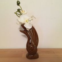 Charmant vase représentant un cygne en céramique marron.