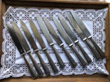 Série de 10 couteaux ERCUIS en métal argenté 