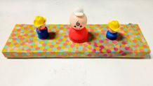 Porte manteau bois, figurines Fisher Price