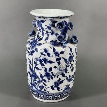 Vase porcelaine de Chine décor bleu et barbotine