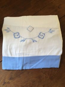 Drap blanc à la bordure bleue lavande.