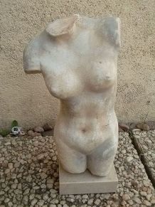 sculpture en platre sur socle en marbre