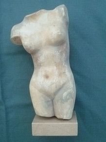 sculpture en platre sur socle en marbre