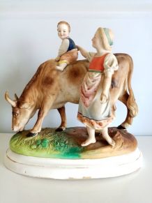 Statue ancienne, porcelaine, vache à l'enfant