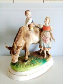 Statue ancienne, porcelaine, vache à l'enfant