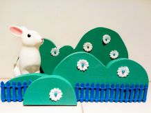 Etagère buisson vert, veilleuse lapin, vert et bleu