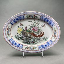 Plat ovale en porcelaine de Chine décor paon et fleurs