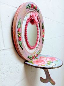 Cadre vintage, miroir à roses peintes et console