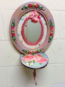 Cadre vintage, miroir à roses peintes et console