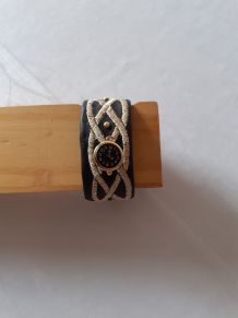 Bracelet en tissu noir brodé ,des clous or &amp; un bouton montr