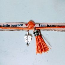 Bracelet ruban orange, chaine, breloques, pompon
