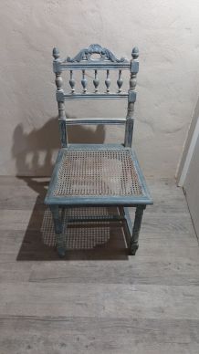 Chaise bleu blanc cannage, sculptée