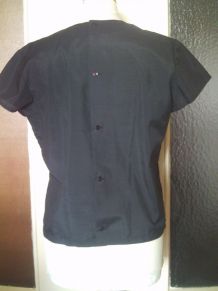 Tee-shirt manche courte noir ce boutonne dans le dos
