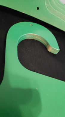 cintres vert en bois épais vintage