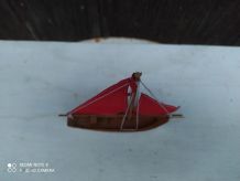 bateau à voiles rouges