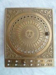 calendrier  en laiton , vintage