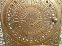 calendrier  en laiton , vintage