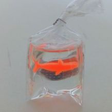 Bague poisson rouge dans un sac, argentée, réglable