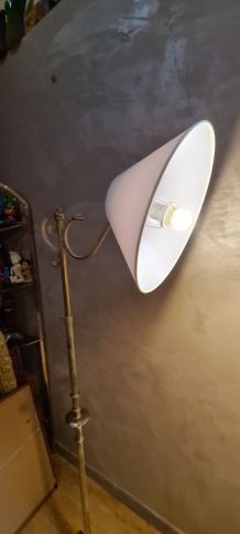lampadaire fer  martelé  1960  peint or patiné ,réglable 180
