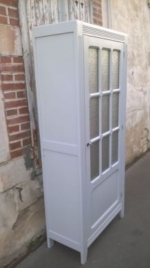 armoire vitrine parisienne