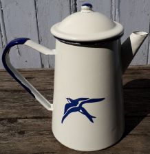 Cafetiere émaillée à décor d'hirondelle